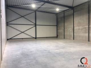 <p><strong>Gunstig gelegen nieuwbouw KMO-unit te huur op bedrijvenpark ‘Nijverheid 29 te Beringen.</strong><br /><br />Deze bedrijfshal (unit C005) heeft een Bruto-oppervlakte van 216 m² en is voorzien van een gepolierde betonvloer, elektrische sectionaal poort met aparte inkomdeur, geïsoleerde sandwichpanelen, een lichtstraat en heeft een vrije hoogte van 6m.<br /><br />Er is een alarminstallatie aanwezig. Aan de voorzijde van de KMO-unit zijn drie parkeerplaatsen voorzien.<br /><br />De unit is voorzien van elektriciteit (230V) én krachtstroom (380V), er is verlichting, waterkraantje en een toilet aanwezig.</p>
<p>De unit kan dienst doen als opslagplaats, atelier, productieruimte, showroom,…<br /><br />Nijverheid 29 bevindt zich in de Nijverheidsstraat 29, Beringen, naast het kanaal en op slechts 5 minuten van de oprit Paal-Beringen E313.</p>
<p>Deze locatie combineert bereikbaarheid met een groene omgeving en is ideaal voor zowel start-ups als gevestigde bedrijven die op zoek zijn naar uitbreiding.</p>
<p>Hier vind je de perfecte ruimte om jouw zakelijke ambities waar te maken.</p>
<p><br />De huurprijs bedraagt 1.500 euro/maand (excl. BTW)</p>
<p>100 euro vaste kost (provisie) en onroerende voorheffing zijn ten laste van de huurder.<br /><br />P-score: D<br />G-score: C</p>