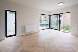 Het vroegere charmante “Parkhotel” werd met behoud van authentieke elementen omgetoverd naar een woonresidentie om “U” tegen te zeggen!<br />Deze gloednieuwe appartementen met kwalitatieve afwerking behoren tot een pareltje aan de Belgische kust!<br />Zodra U het erfgoedpand betreedt wordt u overspoeld door een golf van luxe en waant u zich in een ander tijdperk! <br /><br />Het appartement heeft volgende troeven:<br />- zonnig tuintje met privatief gebruik<br />- Parket vloer<br />- Keuken mdf lak of fineer + composiet werkblad + alle inbouwtoestellen<br />- Luxe ramen (Engels) in aluminium<br />- Gepantserde veiligheidsdeur<br />- Kleurvideofonie met gsm module op afstand<br />- Thermostaat privatieve verwarming met GSM module op afstand<br />- Design sanitair<br />- Inloopdouche op tegelvloer (geen douchebak)<br />- Met zonneterras en privatieve tuin (23,40m2)!<br />- Met privatieve kelderberging<br />- Gemeenschappelijke fietsenberging met oplaadpunten<br /><br />De vlugge beslisser heeft tevens de mogelijkheid om een garagebox in het gebouw aan te kopen!<br />De verkoop geschiedt onder het stelsel van registratierecht!<br />Deze zeer energiezuinige appartementen hebben een E-peil lager dan 60. <br />Een unieke kans!