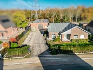 In Bornem, op een uitzonderlijk groot perceel van 2.277m², bevindt zich deze open bebouwing van 166m² met een indrukwekkende loods/atelier van...