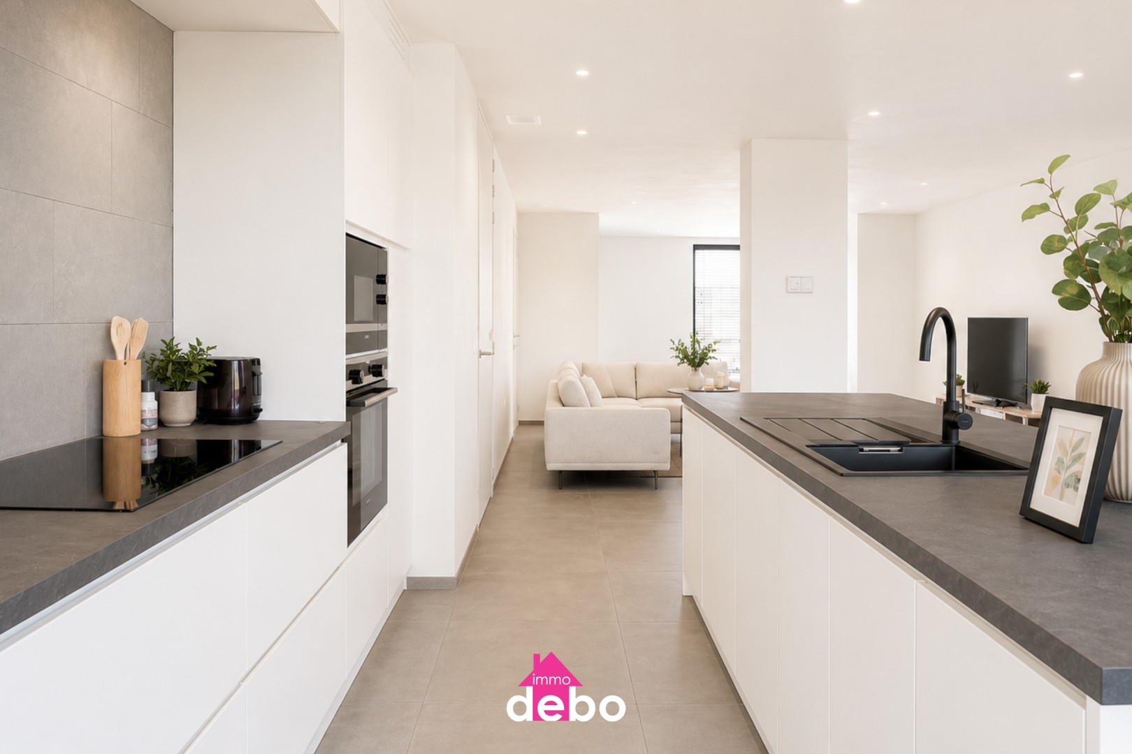 Instapklare en energiezuinige woning met 3 slaapkamers, 2 garages, keuken, badkamer, terras, diepe tuin en uitweg met 2 garages. - foto 5