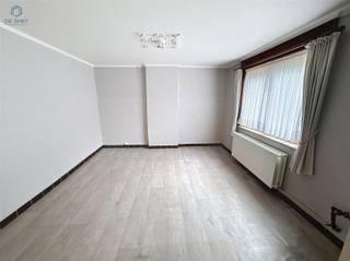 <h3><span>Charmante te renoveren gezinswoning met 4 slaapkamers, garage en grote tuin rustige ligging in Viane</span></h3><p><span>Ontdek het potentieel van deze ruime woning, ideaal gelegen in een rustige zijstraat van Viane. Met 4 slaapkamers, een inpandige garage, een prachtige tuin met open zicht op de velden en tal van uitbreidingsmogelijkheden, vormt dit de perfecte woning voor wie graag renoveert en zijn eigen stempel wil drukken.</span></p><p><span>Gelijkvloers</span><span><br />Via de inkomhal komt u binnen in de lichtrijke en ruime leefruimte. Aansluitend bevindt zich de keuken met uitzicht op de tuin, ideaal voor wie houdt van koken met rustgevend groen op de achtergrond. De badkamer is uitgerust met een douche, lavabomeubel en toilet. Verder is er een handige berging.</span></p><p><span>Eerste verdieping</span><span><br />De nachthal geeft toegang tot maar liefst </span><span>vier ruime slaapkamers</span><span>, perfect voor een groot gezin, home-office of hobbyruimte.</span></p><p><span>Zolderverdieping</span><span><br />De vaste trap brengt u naar de zolder, waar u de mogelijkheid heeft om </span><span>twee extra slaapkamers of een grote hobby- of speelruimte</span><span> in te richten. Aan de achterzijde is al een Velux-raam geplaatst.</span></p><p><span>Tuin</span><span><br />Op tuinniveau geniet u van een </span><span>ruime, diepe tuin met prachtig uitzicht op de omliggende velden</span><span> een heerlijke plek voor ontspanning, tuinliefhebbers of spelende kinderen.</span></p><p><span>Extras</span></p><ul><li><span>Inpandige garage met sectionaalpoort</span></li><li><span>Stalling naast de woning met ruime zolder, ideaal voor stockage of hobbys</span></li><li><span>EPC-label F </span><span>Renovatieplicht binnen 5 jaar</span></li></ul><p><span>Deze woning biedt enorm veel mogelijkheden voor wie op zoek is naar ruimte, rust én een project waarin men een thuis op maat kan creëren.</span></p><p><span>Interesse?</span><span><br />Reageer via de advertentie en wij contacteren u graag om een bezoek in te plannen.</span></p>