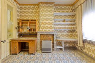 Centraal gelegen met toegang aan de achterzijde...<br /><br />Deze woning heeft de voorbije jaren dienst gedaan als bedrijfspand voor een schrijnwerker en later als magazijn voor een zelfstandig ondernemer. De woning zelf werd ingericht als bureel op het gelijkvloers en een appartementje op de bovenliggende verdiepingen. en heeft als grote troef dat het rechtstreeks verbonden is met het achterliggend magazijn, die een eigen toegang heeft vanuit de achtergelegen straat. (Weggevoerdenstraat).<br />De woning kan opnieuw gerenoveerd worden tot woning of opnieuw op dezelfde manier in dienst genomen worden.