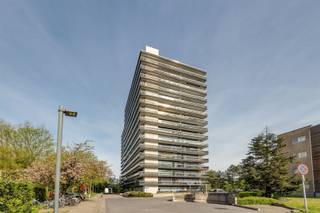 <p><span>Bent u op zoek naar een woning waar u elke dag thuiskomt met een 'wauw-gevoel'? Dit uitzonderlijke hoekappartement op de </span><span>14e verdieping</span><span> biedt u niet alleen een zee aan ruimte en licht, maar ook een van de meest indrukwekkende panorama's van de regio. Gelegen in het Leiebos, geniet u hier van alle modern comfort in een appartement dat werkelijk </span><span>prima in orde</span><span> is.</span></p><p><span>De highlights:</span></p><ul><li><span>Fenomenaal uitzicht:</span><span> Geniet van een adembenemend en verreikend panorama vanaf de 14e verdieping.</span></li><li><span>Hoekappartement:</span><span> Extra veel lichtinval en optimale privacy.</span></li><li><span>Ruimte voor iedereen:</span><span> Maar liefst </span><span>3 volwaardige slaapkamers</span><span>.</span></li><li><span>Dubbel buitenplezier:</span><span> Voorzien van </span><span>2 terrassen</span><span>, zodat u altijd van de zon of het uitzicht kunt genieten.</span></li><li><span>Instapklaar:</span><span> Uitstekend onderhouden en onmiddellijk bewoonbaar zonder extra zorgen.</span></li></ul><p><span>Indeling en comfort:</span><span> Dankzij de slimme hoekligging baadt de ruime leefruimte in het natuurlijke daglicht. De grote raampartijen fungeren als een levend schilderij dat nooit verveelt. De keuken is praktisch ingericht en direct klaar voor gebruik.</span></p><p><span>Het appartement beschikt over drie comfortabele slaapkamers, ideaal voor een gezin, een ruim thuiskantoor of een hobbykamer. De badkamer is verzorgd en voorzien van een ligbad en een toilet. Extra troef is het aparte </span><span>gastentoilet</span><span> in de inkomhal, wat zorgt voor extra comfort voor u en uw bezoekers.</span></p><p><span>Ligging:</span><span> Het Leiebos staat bekend om zijn rustige, groene karakter met alle faciliteiten binnen handbereik. Winkels, scholen en openbaar vervoer bevinden zich op wandelafstand, terwijl u met de wagen een uitstekende verbinding heeft naar de Antwerpse Ring en omliggende gemeentes.</span></p><p><span>Kortom:</span><span> Een unieke kans voor wie houdt van ruimte, licht en een spectaculair uitzicht op een centrale locatie. Dit appartement is de definitie van 'zorgeloos wonen'.</span></p><p><span>Wilt u het uitzicht zelf komen bewonderen?</span><span> Bel naar 03/646.66.55 of mail lynn@sinjoor.be</span></p>