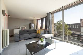 Dit éénslaapkamerappartement bevindt zich op de tweede verdieping van een kleinschalig gebouw in de Driehoekstraat, op wandelafstand van winkels, scholen en openbaar vervoer. De inkomhal geeft uit op een lichtrijke leefruimte met open keuken. Tussen beide bevindt zich een kleine berging met CV-installatie. De badkamer en slaapkamer liggen achteraan, gescheiden van de leefruimte, wat zorgt voor een rustige indeling. Er is ook een apart toilet en een handige ingemaakte kast in de gang. Het appartement heeft aluminium ramen met hoogrendementsglas en is uitgerust met parlofonie. Dankzij het EPC-label C en de conforme elektriciteit is dit een interessante opportuniteit voor wie zoekt naar een investering zonder zorgen. <br /><br />Troeven:
<ul>
<li>Gunstige, centrale ligging in Ekeren</li>
<li>Praktische indeling met aparte slaap- en badkamergedeelte</li>
<li>Ingebouwde kast in de hal</li>
<li>Individuele CV-ketel op gas</li>
<li>Aluminium ramen met HR-beglazing</li>
<li>Conforme elektriciteit</li>
<li>EPC-label C</li>
<li>Verhuurd – onmiddellijk rendement mogelijk</li>
</ul>
<br />Voor verdere info of een vrijblijvende bezichtiging 03 225 00 68 of mail naar laura@wellimmo.net<br /><br /><br /><em>(afmetingen zijn indicatief)</em>