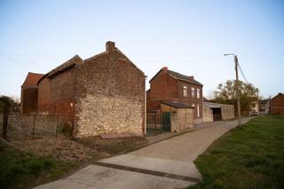 Deze voormalige boerderij is volledig te renoveren.  Het pand bestaat uit een te renoveren woningen, oude stallingen van koeien en varkens, een...