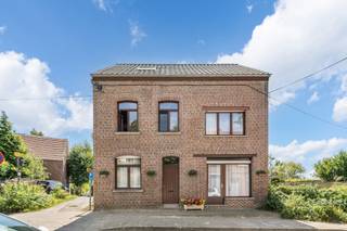 Ruime woning met zwembad in aanleg aan de voet van de Kesselberg

Aan de Bergstraat 16 te Kessel-lo vindt u deze charmante en solide woning met een uitstekende zuidelijke ligging. Op slechts enkele minuten van het centrum van Leuven, de oprit van de E314 en toch aan de voet van de groene Kesselberg. 

De woning beschikt over 4, mogelijks 5 slaapkamers. Dit maakt ze ideaal voor een groter gezin of voor wie gewoon extra ruimte wil. Indien gewenst kan u moderniseren en zo uw persoonlijke toets toevoegen.

Buiten is er een aangename tuin met veel potentieel. Een extra troef is het zwembad. Dit dient enkel nog verder afgewerkt te worden.  De woning heeft ook een volledig nieuw dak gekregen.

Dankzij de ligging in een rustige straat met alle voorzieningen, scholen, universiteit, winkels en openbaar vervoer vlakbij, vormt deze woning een unieke kans voor wie een uitstekende locatie weet te waarderen.

Heeft u kinderen die gaan studeren in Leuven? Dan is dit de perfecte woning om in te investeren. Wenst u te verbouwen? Er zijn reeds plannen voorhanden. 

Troeven:

*Nieuw  Sarkingdak

*4, mogelijks 5 slaapkamers

*Solide basis 

*Zwembad in aanleg (structuur reeds aanwezig, afwerking naar keuze)

*Tuin met veel potentieel en privacy

*Rustige ligging nabij scholen, winkels, openbaar vervoer en Leuven-centrum

Een ideale woning voor gezinnen, studerende kinderen met alle comfort van de stad binnen handbereik.

Bel ons op  014/95.37.50 of e-mail naar immo@degroot-celen.be
