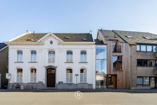 Dit appartement is de penthouse van het monumentale gerestaureerde 18de-eeuws herenhuis "het Witte Huys", gelegen in het centrum van Knesselare.Het...