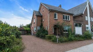 <h3><span>Karaktervolle renovatiewoning met verrassend veel ruimte op een topligging in Dilsen</span></h3>
<p><span>Sommige woningen hebben meteen dat gevoel van thuiskomen. Deze karaktervolle woning in Dilsen is zo'n plek waar charme, ruimte en potentieel samenkomen. Gelegen aan de Rijksweg geniet u hier van een uiterst centrale ligging, met winkels, scholen en andere voorzieningen vlakbij. Tegelijkertijd kijkt de achterzijde van de woning uit op een rustige woonwijk, waardoor u achteraan kunt genieten van een aangename dosis rust en privacy.</span></p>
<p><span>Via de inkomhal, die toegang biedt tot de praktische bergkelder en de verdieping, betreedt u de verrassend ruime leefruimte. Grote raampartijen zorgen vandaag al voor een mooie natuurlijke lichtinval en creëren een aangenaam woongevoel. Aansluitend bevindt zich de veranda, een fijne extra ruimte die een mooie verbinding vormt met de tuin.</span></p>
<p><span>De keuken ligt momenteel apart naast de leefruimte, maar biedt alle mogelijkheden om een open en eigentijdse leefkeuken te creëren. Ook de ruime badkamer en het aparte toilet bevinden zich op het gelijkvloers, waardoor deze verdieping tal van mogelijkheden biedt om volledig naar eigen smaak in te richten.</span></p>
<p><span>Op de eerste verdieping vindt u drie volwaardige slaapkamers die wachten op een frisse, nieuwe invulling. Via een vaste trap bereikt u bovendien de ruime zolderverdieping. Dankzij het aanwezige raam geniet deze ruimte van natuurlijk daglicht en kan ze perfect worden omgevormd tot een extra slaapkamer, bureau, hobbyruimte of een prachtige master suite.</span></p>
<p><span>Doorheen de woning zijn nog verschillende authentieke elementen aanwezig die perfect kunnen worden geïntegreerd in een stijlvolle renovatie. Zo behoudt de woning haar karakter, terwijl u ze volledig kunt aanpassen aan de hedendaagse woonwensen.</span></p>
<p><span>Ook buiten heeft deze woning heel wat te bieden. De oprit leidt naar een vrijstaande garage en de achtertuin vormt een mooie basis om een groene, gezellige buitenruimte te creëren. Hier geniet u van de rust van het groen, terwijl u toch midden in het centrum woont.</span></p>
<p><span>Deze woning is de ideale opportuniteit voor wie op zoek is naar een renovatieproject met karakter, veel ruimte en een uitstekende ligging. Een woning met een verhaal, klaar om aan een nieuw hoofdstuk te beginnen.</span></p>
<p><strong><span>Enkele troeven op een rij:</span></strong></p>
<ul>
<li><span>Centrale ligging nabij winkels, scholen en openbaar vervoer.</span></li>
<li><span>Achteraan een rustige ligging met uitzicht op een woonwijk.</span></li>
<li><span>Ruime leefruimte met veel natuurlijke lichtinval.</span></li>
<li><span>Veranda aansluitend op de leefruimte.</span></li>
<li><span>Mogelijkheid tot het creëren van een open leefkeuken.</span></li>
<li><span>Drie ruime slaapkamers.</span></li>
<li><span>Vaste trap naar een grote zolder met uitbreidingsmogelijkheden.</span></li>
<li><span>Authentieke elementen die de woning extra karakter geven.</span></li>
<li><span>Praktische bergkelder.</span></li>
<li><span>Vrijstaande garage met oprit.</span></li>
<li><span>Tuin met veel potentieel.</span></li>
</ul>
<p><strong><span>Technische kenmerken:</span></strong></p>
<ul>
<li><span>Dak vernieuwd eind jaren '80 - begin jaren '90.</span></li>
<li><span>Verwarming op propaangas.</span></li>
</ul>