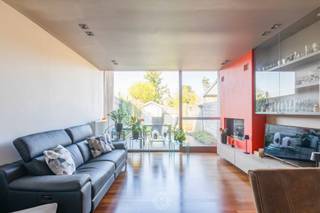 Ontdek deze instapklare en <strong>volledig gerenoveerde woning</strong> waar in 2011 werkelijk alles werd aangepakt: van de riolering tot het dak. Hier woon je zorgeloos met <strong>het comfort van een moderne woning gecombineerd met een uitstekende ligging</strong> vlak bij de gegeerde Baenslandwijk. Dankzij de ideale situering tussen het stadscentrum en belangrijke invalswegen geniet je van een vlotte bereikbaarheid én een aangename woonomgeving.<br /><br />Bij het betreden van de woning kom je in de inkomhal, die toegang biedt tot een praktische <strong>berging/wasplaats</strong> aan de straatzijde. Verder is er een apart gastentoilet en een gang naar achteren, uitgerust met een wand aan<strong> ingemaakte kasten</strong>: perfect voor extra opbergruimte.<br />In het midden van de woning bevindt zich de <strong>stijlvolle badkamer</strong>, voorzien van een dubbel lavabomeubel, toilet en een moderne inloopdouche. De leefruimte vormt samen met de open keuken en eetplaats een gezellig en lichtrijk open geheel. De <strong>gashaard</strong> zorgt voor extra sfeer en warmte, terwijl het grote schuifraam directe toegang biedt tot de tuin – ideaal om binnen en buiten naadloos met elkaar te verbinden.<br /><br />Op de eerste verdieping zijn er <strong>twee slaapkamers</strong>, waarvan één ingericht is als doorloopkamer naar de <strong>zolderverdieping</strong>. Deze kan perfect dienst doen als derde slaapkamer of als hobbyruimte of opbergzolder. <br /><br />Kortom, een volledig vernieuwde woning op een toplocatie, ideaal voor wie comfortabel en centraal wil wonen.<br />Interesse? Bel 0476 21 35 46 of mail naar laurens@claves.be .