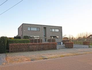 <p><span>Via de inkomhal, met een ruime berging en gastentoilet, betreedt u de leefruimte. Deze bestaat uit een open en lichtrijke living/zithoek met gashaard, een eetgedeelte en een volledig ingerichte open leefkeuken. De keuken is uitgerust met een kookeiland, dubbele lavabo, oven en stoomoven, twee warmhoudlades, een teppanyaki-plaat en een wijnfrigo, alle toestellen van Miele.</span></p><p><span> </span></p><p><span>Op de eerste verdieping bevindt zich de masterbedroom met ensuite badkamer, voorzien van een dubbele inloopdouche, dubbele wastafel en een aparte dressing met inbouwkasten. Daarnaast zijn er nog twee slaapkamers, elk uitgerust met ingebouwde kasten, een apart toilet en een badkamer met ligbad en inloopdouche.</span></p><p><span> </span></p><p><span>De woning is volledig onderkelderd en voorzien van een aparte wasplaats, een grote polyvalente ruimte, een aparte wijnkelder en een dubbele inpandige garage. </span></p><p><span> </span></p><p><span>Er werd gebruikgemaakt van hoogwaardige materialen zoals (moeras)eik, (cappuccino)marmer en natuursteen. Alles is ontworpen met aandacht voor comfort, wat resulteert in een hedendaagse en ruime villa met grote raampartijen die zorgen voor een overvloed aan licht en prachtige zichten op de tuin.</span></p><p><span> </span></p><p><span>Vanuit de volledige woning geniet u van een weids uitzicht op de zuidgerichte tuin en de achterliggende velden. De tuin is volledig omheind en voorzien van een zwemvijver. Verder zijn er een tuinberging en een poolhouse met westgericht overdekt terras, uitgerust met douche- en toiletvoorziening.</span></p><p><span> </span></p><p><span>Extra’s: hoge plafonds, vloerverwarming, gashaard, overal zonnewering (elektrische in living en master), dimlichten, alarm, aparte gekoelde wijnkelder, aluminium ramen, parlofoon, automatische poort, regenwaterput van 10.000 liter, zwemvijver, …</span></p><p><span> </span></p><p><span> </span></p><p><span> </span></p><p><span> </span></p>