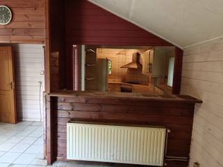 <p><strong>Rustig gelegen chalet in groene weekendzone</strong></p>
<p>Op een uiterst rustige en groene locatie in de <strong>weekendzone van Wechelderzande</strong> vind je deze charmante chalet op een perceel van <strong>487 m²</strong>. Een ideale plek voor wie op zoek is naar ontspanning, natuur en privacy, weg van de dagelijkse drukte.</p>
<p>De chalet beschikt over een <strong>bewoonbare oppervlakte van ca. 65 m²</strong> en biedt een praktische indeling met een <strong>ruime woonkamer</strong>, <strong>keuken</strong>, <strong>badkamer</strong>, <strong>1 slaapkamer</strong> en een <strong>berging</strong>. Dankzij de grote raampartijen geniet je binnen van een aangename lichtinval en een mooi zicht op het omliggende groen.</p>
<p>Hoewel de chalet een <strong>grondige opkuisbeurt</strong> nodig heeft, vormt dit een uitstekende kans voor wie graag zelf de handen uit de mouwen steekt en het geheel naar eigen smaak wil opfrissen. Belangrijk: <strong>permanente bewoning is niet toegestaan</strong>, conform de voorschriften van de weekendzone.</p>
<p>Buiten geniet je van een rustige, natuurlijke omgeving waar je volledig tot rust komt. Het perceel biedt tal van mogelijkheden voor tuinliefhebbers, hobbyisten of wie graag een eigen plekje in het groen heeft.</p>
<p>De chalet is <strong>onmiddellijk beschikbaar</strong>.</p>