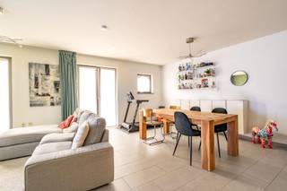 Ruim en goed onderhouden 2 slaapkamer appartement op het gelijkvloers.Het appartement kent de volgende indeling: Inkomhal met gastentoilet,...