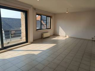 In het centrum van Aartrijke huisvest zich dit gezellig appartement. Met verschillende winkels op wandelafstand is dit de perfecte ligging. Het appartement is als volgt ingedeeld: een ruime woonkamer met volledig ingerichte keuken, een berging, drie ruime slaapkamers, een badkamer met ligbad en dubbele wastafel, een apart toilet, een inkomhal en uiteraard is er ook een zuidgericht terras. Deze eigendom heeft dubbele beglazing met aluminium raamwerk en is verwarmd op accumulatie.<br /><br />Gemeenschappelijke kosten: €50/maand<br /><br />Beschikbaar vanaf 01/09/2026<br /><br />Wij verwelkomen u graag op onze bezoekdag op 14/07/2026. Gelieve uw bezoek vooraf aan te vragen via onze website.<br /><br />