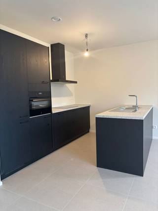 <p>Mooie duplex woning beschikt op de eerste verdieping over een ruime leefruimte met keuken, aansluitende berging, apart toilet en een ruim terras. Op de 2e verdieping bevinden zich 3 slaapkamers, badkamer met douche, dubbele lavabo en apart toilet. <br />De verwarming wordt voorzien met een geothermische warmtepomp op zonnepanelen waardoor de stookkosten aanzienlijk lager liggen dan bij een gasketel. Het appartement voldoet aan de zuinigste energienormen om met deze dure energieprijzen te genieten van en betaalbaar wooncomfort.<br /><br />Het project "Rubenspark" is gelegen op de Mechelsesteenweg te Blaasveld, kort bij het centrum en op wandelafstand van een kleuter- en lagere school, en van verschillende winkelketens zoals Delhaize en Okay. Er is een vlotte bereikbaarheid via de A12 en de E19. <br />Aan de zijde van de Mechelsesteenweg komt een mooi, hedendaags gebouw met 19 appartementen over 4 verdiepingen. Met een ruime keuze tussen 1,2 en 3 slaapkamer-appartementen. Alle terrassen kijken uit op het groene en rustige binnen gebied aan de achterzijde.<br />Achter de appartementen in de groene binnentuin creëren we 12 wooneenheden genoemd stapelwoningen.<br />De gelijkvloerse 2 slaapkamer woningen zijn voorzien van een privatieve tuin en terras en de appartementen zijn allemaal voorzien van een ruim terras. Het project beschikt over een ondergrondse keldergarage en mooie gemeenschappelijke tuinen.<br />In dit groene kader, zal dit project vooral de focus leggen op hedendaagse architectuur en uitgedachte buitenaanleg om een bijzondere woongelegenheid te creëren.</p>