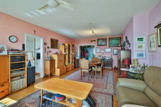 <p><span>Twee-slaapkamerappartement met 2 terrassen en weids uitzicht in het centrum van Wilrijk!</span></p><p><span>Dit appartement gelegen op de 15de verdieping van een verzorgd gebouw met 2 terrassen en weids uitzicht bevindt zich pal in het centrum van Wilrijk;  winkels, gezellige horecazaken, scholen, openbaar vervoer en een rustig park zijn direct bereikbaar. </span></p><p><span> </span></p><p><span>Indeling:</span></p><p><span>Via de gemeenschappelijke inkomhal, betreden we het verzorgde gebouw en bereiken we de 15de verdieping.</span></p><p><span>De voordeur geeft toegang tot de inkomhal van waaruit we alle vertrekken kunnen bereiken, vervolgens komen we in de aangename en lichtrijke woonkamer met een weids uitzicht en toegang tot één van de terrassen.</span></p><p><span>De woonkamer biedt toegang tot de keuken, uitgerust met alle toestellen en voldoende kast- en bergruimte.</span></p><p><span>De badkamer is voorzien van een inloopdouche, lavabo en aansluiting voor wasmachine en droogkast, naast de badkamer bevindt zich een apart toilet.</span></p><p><span>Tenslotte geeft de hal toegang tot twee ruime slaapkamers, van waaruit we het zonnige en ruime terras kunnen betreden en vanwaar u eveneens kunt genieten van het weidse uitzicht.</span></p><p><span>Ook heeft u de mogelijkheid om een garagebox in het gebouw mee aan te kopen aan 28.000 euro.</span></p><p><span> </span></p><p><span>Graag som ik de troeven van dit appartement voor je op:</span></p><ul><li><span>2 terrassen met weids uitzicht</span></li><li><span>Lichtrijke en ruime kamers</span></li><li><span>Badkamer met inloopdouche, apart toilet </span></li><li><span>Mogelijkheid om garagebox in het gebouw te kopen aan 28.000 euro!</span></li></ul><p><span> </span></p><p><span>EPC 156 kWh/(m²/jaar) - asbestveilig</span></p><p><span>P- score: A en G-score: A</span></p><p><span> </span></p><p><span>Voor meer info of een bezoek ter plaatse, bel ons op 03-449 42 41 of mail ons via hallo@habicom.be.</span></p><p><span>De waarde van uw eigendom kennen? Maak een vrijblijvende afspraak met onze habicom-expert in uw buurt.</span></p><p><span> </span></p>