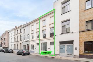 Ontdek deze karaktervolle eengezinswoning in de Sint-Lievenspoortstraat te Gent, in een levendige en goed bereikbare stadsbuurt waar alles binnen handbereik is. De dagdagelijkse benodigdheden als verscheidene scholen, het openbaar vervoer en een aantal gezellige horecazaken liggen allemaal vlakbij. Dankzij de vlotte verbinding met met de belangrijkste invalswegen staat u zo op uw gewenste locatie. <br /><br />Bij het betreden van de woning komt u terecht in open ruimte, die op heden dienst doet als een praktische berging. Deze berging leidt u verder via een aparte toegangsdeur naar de hal die toegang biedt tot de volledig ingerichte keuken en de woonkamer. De gezellige leefruimte baadt in natuurlijk licht en vormt het hart van de woning, als een aangename plek om samen te komen. Hier vindt u de toegang tot de aangename stadskoer waar u in alle rust kunt genieten van de buitenlucht, midden in de stad. Op dit gelijkvloers bevinden zich ook een recent vernieuwde badkamer en een apart toilet. <br /><br />De eerste verdieping biedt twee comfortabele slaapkamers. <br /><br />De bovenverdieping herbergt nog twee bijkomende slaapkamers, waarvan één met een praktische kitchenette, een extra badkamer en een mezzanine die momenteel als slaapkamer is ingedeeld. <br /><br />Deze woning is ideaal voor wie op zoek is naar een ruime gezinswoning met karakter, met veel mogelijkheden en met een topligging in Gent. Het is ook ideaal gelegen voor wie houdt van het stadsleven met een vleugje groen. <br /><br />Wil je deze eigendom graag van dichtbij ontdekken, neem dan contact op met Brent Heirman via brent@immofrancois.be. Tot binnenkort!<br /><br />