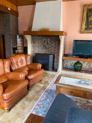 Bent u op zoek naar een woning met karakter én de mogelijkheid om uw eigen droomwoning te creëren? Dan is deze charmante 3-gevelwoning zeker een bezoek waard!<br /><br />Gelegen in een rustige, doodlopende straat geniet u hier van een aangename, verkeersluwe woonomgeving waar rust en privacy centraal staan. Tegelijk bevinden winkels, scholen en belangrijke verbindingswegen zich op korte afstand.<br /><br />De woning beschikt over een gezellige leefruimte, een keuken en twee volwaardige slaapkamers. Een absolute troef is de ruime zolderverdieping, die reeds bereikbaar is via een vaste trap. Dankzij de royale oppervlakte kunnen hier zonder problemen twee extra slaapkamers worden ingericht, waardoor de woning perfect kan meegroeien met uw gezin of woonwensen.<br />De woning is onderworpen aan de renovatieplicht, wat u de ideale kans biedt om ze volledig naar eigen smaak en volgens de hedendaagse comfort- en energienormen af te werken.<br /><br />Troeven:<br />Charmante 3-gevelwoning<br />Rustige ligging in een doodlopende straat<br />2 volwaardige slaapkamers<br />Ruime zolder bereikbaar via een vaste trap<br />Mogelijkheid tot het creëren van 2 extra slaapkamers<br />Veel renovatie- en uitbreidingspotentieel<br />Ideaal voor starters, gezinnen of investeerders<br /><br />Kortom, een woning met een uitstekende basis, een rustige ligging en verrassend veel uitbreidingsmogelijkheden. Maak snel een afspraak en ontdek zelf het potentieel van deze interessante eigendom!<br />Voor een bezoek kan u ons contacteren via www.destryker.be of tel 02.356.61.60