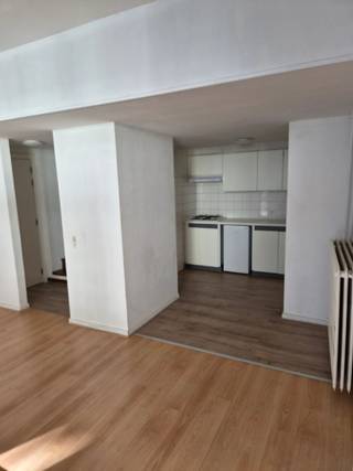 appartement duplex in centrum Antwerpen met 1 slaapkamer. Enkel telefonische oproepen worden toegelaten samen met bewijs van werkfiche en nederlands sprekend.