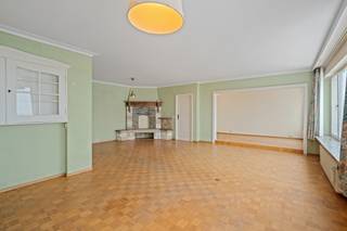 Bent u op zoek naar een eigen woning of een interessante investering?Lees hier dan zeker even verder !Dit appartement heeft talrijke troeven, waar je...