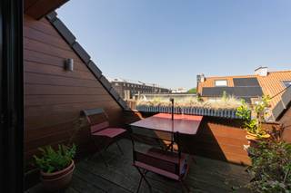 <p>Zeer <strong>rustig en centraal gelegen</strong>, op wandelafstand van het Mechelseplein, <strong>de Botanic Sanctuary Antwerp</strong>, het Theaterplein en het Museum voor Schone Kunsten, bevindt zich dit charmante appartement. Het is gelegen op de derde verdieping van een kleinschalig gebouw met lage maandelijkse kosten.</p>
<p>De inkomhal leidt u naar de<strong> aangename en lichtrijke leefruimte.</strong> De <strong>hoge plafonds tot in de nok</strong> en de grote raampartijen creëren een heerlijk gevoel van ruimte en licht. De <strong>open keuken</strong> is voorzien van alle comfort. Via de leefruimte heeft u toegang tot een <strong>zuidgericht terras</strong> met een <strong>weids uitzicht</strong>. Van hieruit ziet u zelfs de toren van de kathedraal!</p>
<p>Verder beschikt het appartement over<strong> twee volwaardige slaapkamers</strong> en een <strong>comfortabele badkamer</strong> met een douche in bad en een wastafel.</p>
<p>Tot slot is er nog een <strong>aangename mezzanineruimte, </strong>waar een gezellige zithoek kan worden gecreëerd. Inclusief kelderberging.</p>
<p><strong>Bijzonderheden:</strong></p>
<ul>
<li>Toplocatie nabij het <strong>Mechelseplein</strong></li>
<li>Op wandelafstand van het Theaterplein, een park, de Marnixplaats, enz.</li>
<li>Twee volwaardige slaapkamers</li>
<li>Aangenaam <strong>zuidgericht terras</strong> met weids uitzicht op de kathedraal</li>
<li>Goede bereikbaarheid</li>
</ul>