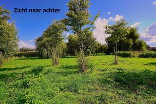 Op zoek naar een karaktervolle eigendom met ruimte, rust en toekomstmogelijkheden? Deze authentieke hoevewoning met stalling beschikt over een straatbreedte van maar liefst 41,40 meter én een perceel bouwgrond voor open bebouwing.<br />De woning is toe aan renovatie, maar biedt dankzij haar authentieke karakter, de ruime omgeving en de prachtige vergezichten over de omliggende velden heel wat mogelijkheden.<br />De voorgevel is beschermd als erfgoed. In overleg met de bevoegde erfgoeddiensten zijn er mogelijkheden om de woning te verbouwen en/of bij te bouwen. Voor renovatiewerken kan, indien aan de wettelijke voorwaarden voldaan is, het verlaagde btw-tarief van 6% van toepassing zijn.<br />Een unieke kans voor wie authenticiteit, ruimte en bouwpotentieel wil combineren.<br />Meer informatie of een bezoek?<br />info@rosiersderidder.be | 052/41.41.94<br />Referentie: 5733