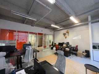 Moderne kantoorruimte van 41 m² te huur in het bruisende Dok Noord, een winkelcentrum met een mix van kantoren, winkels, horeca en...