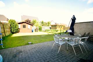 Bent u op zoek naar een comfortabele en energiezuinige woning op een rustige, maar centrale ligging?
Deze ruime en goed onderhouden woning biedt alles wat u nodig heeft voor aangenaam wonen.
Gelegen in een rustige omgeving en vlakbij het centrum geniet u hier van de perfecte combinatie tussen sereniteit en bereikbaarheid. De woning baadt in natuurlijk licht dankzij de grote raampartijen, wat zorgt voor een aangename en open leefruimte.
Verder beschikt de woning over een groot terras, ideaal om te ontspannen of gezellig tijd door te brengen met familie en vrienden. Dankzij de energiezuinige voorzieningen woont u hier niet alleen comfortabel, maar ook duurzaam.
De indeling is als volgt: via de inkomhal met gastentoilet betreedt u de lichtrijke leefruimte met visuele interactie naar het terras en de tuin. De half-open keuken is voorzien van alle hedendaagse comfort. De garage is inpandig en voorziet ook een wasplaats en berging.
Boven vinden we drie ruime, comfortabele slaapkamers en een goed uitgeruste badkamer met ligbad en douche.
Voor de woning kan er ook privé geparkeerd worden en de goed geörienteerde tuin geniet van een mooi, zonovergoten terras en tuinberging.
Kortom, een instapklare woning met ruimte, licht en een uitstekende ligging.
Wenst u een bezoek te brengen aan deze rustig gelegen woning? Maak uw afspraak via www.vastgoedunicum.be of stuur een e-mail naar verhuur@vastgoedunicum.be.