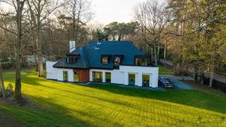 <h2><span>Exclusieve, volledig gerenoveerde villa op toplocatie in s-Gravenwezel (Schilde)</span></h2><p><span>Janssen &amp; Janssen Vastgoed presenteert u met genoegen deze </span><span>uitzonderlijke, volledig gerenoveerde villa</span><span>, gelegen op een </span><span>prachtig hoekperceel</span><span> in het residentiële en gegeerde s-Gravenwezel, nabij het centrum van Schilde. De woning bevindt zich in een </span><span>rustige doodlopende straat</span><span>, op wandelafstand van scholen, openbaar vervoer en lokale voorzieningen een ideale combinatie van </span><span>rust, privacy en bereikbaarheid</span><span>.</span></p><h3><span>Architectuur &amp; Renovatie Tijdloos karakter, hedendaags comfort</span></h3><p><span>Deze villa onderging een </span><span>grondige en kwalitatieve totaalrenovatie</span><span>, waarbij authentieke elementen zorgvuldig werden bewaard en gecombineerd met </span><span>hedendaagse luxe, moderne technieken en hoogwaardige materialen</span><span>. Elk detail werd doordacht uitgewerkt met oog voor esthetiek, duurzaamheid en wooncomfort. Het resultaat is een </span><span>architecturaal coherent geheel</span><span> van bijzonder hoog niveau.</span></p><h3><span>Indeling Ruimte, licht en leefkwaliteit</span></h3><p><span>U wordt verwelkomd in een </span><span>stijlvolle inkomhal</span><span> met vestiaire en gastentoilet. Aansluitend bevindt zich een </span><span>polyvalente ruimte</span><span>, perfect inzetbaar als bureau, tv-kamer of extra zithoek, evenals een </span><span>gezellige eetkamer</span><span>.</span></p><p><span>De </span><span>royale leefruimte</span><span> geniet van een open zicht op de tuin en vloeit naadloos over in de indrukwekkende </span><span>leefkeuken</span><span>, ondergebracht in een elegante glazen uitbouw. Deze keuken is uitgerust met </span><span>hoogwaardige toestellen</span><span> en vormt het kloppend hart van de woning, met een sterke connectie tussen binnen en buiten ideaal voor wie houdt van gastvrij en comfortabel wonen.</span></p><p><span>Verder op het gelijkvloers:</span></p><ul><li><span>Dubbele inpandige garage</span></li><li><span>Praktische berging</span></li></ul><h3><span>Eerste verdieping Authentiek en verfijnd</span></h3><p><span>Via de elegante stalen trap bereikt u de eerste verdieping, waar </span><span>vier volwaardige slaapkamers</span><span> zijn ondergebracht onder de karaktervolle dakstructuren.</span></p><p><span>De </span><span>master bedroom</span><span> vormt een ware privésuite met plaats voor een dressing, een </span><span>luxueuze en-suite badkamer</span><span> en een rustgevend zicht op de tuin.</span></p><p><span>Daarnaast beschikt deze verdieping over:</span></p><ul><li><span>Eén slaapkamer met eigen douchekamer</span></li><li><span>Twee extra ruime slaapkamers</span></li><li><span>Tweede badkamer met inloopdouche en dubbele wastafel</span></li><li><span>Apart toilet</span></li><li><span>Praktische wasruimte met ingemaakte kasten</span></li></ul><h3><span>Buitenruimte Rust en privacy</span></h3><p><span>De </span><span>fraai aangelegde tuin</span><span>, omgeven door volwassen bomen, biedt maximale privacy en vormt een </span><span>groene oase van rust</span><span>. Het ruime zonneterras is ideaal voor ontspanning en gezellige momenten met familie en vrienden.<br />Voor wie extra luxe wenst, bestaat de </span><span>mogelijkheid tot aanleg van een verwarmd zwembad</span><span>, perfect passend bij het exclusieve karakter van de woning.</span></p><h3><span>Troeven op een rij:</span></h3><ul><li><span>Volledige, hoogwaardige renovatie</span></li><li><span>Verkoop onder registratierechten</span></li><li><span>EPC-label A: vrijstelling van 5 jaar op onroerende voorheffing</span></li><li><span>Vloerverwarming op het gelijkvloers</span></li><li><span>Grote raampartijen met optimale lichtinval</span></li><li><span>Hoogwaardige afwerking en maatwerk</span></li><li><span>Buiten tafeltennis (zomer &amp; winter)</span></li></ul><p><span>Deze villa vormt een </span><span>uitzonderlijke opportuniteit</span><span> voor wie op zoek is naar een </span><span>instapklare, luxueuze woning</span><span> op een absolute toplocatie.<br />Contacteer </span><span>Janssen &amp; Janssen Vastgoed</span><span> voor een </span><span>discrete en exclusieve rondleiding</span><span>.</span></p>