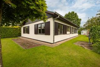 <p>In een <strong>rustige en residentiële wijk,</strong> op korte afstand van het centrum van <strong>Sint-Martens-Latem</strong>, bevindt zich deze <strong>charmante woning</strong> op een <strong>zonnig perceel van 619 m².</strong></p>
<p>De woning biedt een praktische indeling met een inkomhal, een lichtrijke leefruimte, een afzonderlijke geïnstalleerde keuken, twee volwaardige slaapkamers en een derde open multifunctionele ruimte die aansluit op de gezellige tuinkamer. Verder beschikt de woning over een badkamer uitgerust met een inloopdouche, enkele lavabo en toilet.</p>
<p>Buiten geniet u van een aangename tuin met een gunstige oriëntatie, waar u in alle rust kunt ontspannen en genieten van de zon. Dankzij de solide basis en het functionele karakter biedt deze woning bovendien tal van mogelijkheden voor wie op zoek is naar een eigen woonproject op een uitstekende locatie.</p>
<p>De ligging vormt zonder twijfel één van de grootste troeven van deze eigendom. In het groene Sint-Martens-Latem woont u in een rustige en aangename omgeving, met alle dagelijkse voorzieningen binnen handbereik en een vlotte verbinding naar Gent en de belangrijkste verkeersassen.</p>
<p><span>Een unieke opportuniteit voor wie wil genieten van rustig wonen in een gegeerde en groene omgeving.<br /><br /></span><span><strong>Interesse?</strong></span><br /><span>Contacteer <strong>Stefanie D'hondt</strong> op <strong>0474/09 01 10 </strong>of via <strong>stefanie@valorvastgoed.be</strong> voor meer informatie of een vrijblijvende afspraak tot bezichtiging.</span></p>