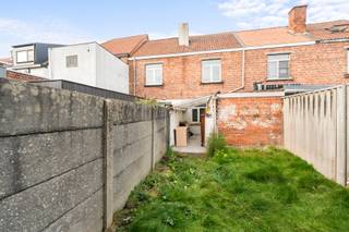 TE KOOP IN OOSTAKKER!<br /><br />Ben je op zoek naar een leuke woning met karakter en talloze mogelijkheden? Deze deels te renoveren woning biedt een stevige basis om jouw droomhuis te creëren! Gelegen in een rustige buurt, beschikt deze woning over een praktische indeling en een ruime tuin.<br /><br />Indeling:<br />Bij het betreden van de woning kom je binnen in een ruime hal die toegang geeft tot de verschillende leefruimtes. De gelijkvloerse verdieping omvat een ruime slaapkamer, een lichtrijke woonkamer, een keuken en een badkamer. Daar geniet je van veel natuurlijke lichtinval in de leefruimtes.<br />Op de eerste verdieping bevinden zich twee ruime slaapkamers. Op de zolderverdieping is er een mogelijkheid tot vierde slaapkamer.<br /><br />Buitenruimte:<br />De woning beschikt over een grote tuin waar je volop kunt genieten van buitenactiviteiten of rustig kunt ontspannen.<br /><br />De woning ligt in een rustige en zeer begeerde straat. Alle winkels, scholen en openbaar vervoer op wandelafstand.<br /><br />Voor meer informatie of een bezoek, contacteer Ilhan: 0489272072.