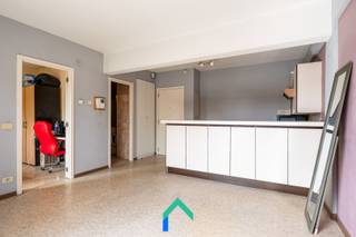 Algemeen <br />Dit gezellige appartement bevindt zich aan Hoefijzer 22 bus 1C in Aalter. De ligging is bijzonder gunstig, op korte afstand van het station van Aalter met vlotte verbindingen naar onder meer Gent, Brugge en Brussel. In de directe omgeving vind je bovendien diverse winkels, supermarkten en horecazaken, wat het dagelijkse leven extra comfortabel maakt.<br /><br />Indeling <br />Je komt binnen in de leefruimte met open keuken. De open keuken sluit naadloos aan op de woonkamer. Het appartement beschikt over één volwaardige slaapkamer. De badkamer is uitgerust met een bad met douchemogelijkheid, lavabo en toilet. Daarnaast is er nog een gemeenschappelijke berging voorzien, wat extra opbergruimte biedt.<br />De grote troef van dit appartement is het ruime zuidgerichte terras, waar je in alle rust kan genieten van de zon . Dit is een absolute meerwaarde voor dit appartement.<br /><br />Varia <br />Dankzij de praktische indeling en het aangename terras is dit appartement ideaal voor wie op zoek is naar een compacte starterswoning of een interessante investering.<br /><br />Troeven<br />* Groot zuidgericht terras<br />* Praktische indeling met open keuken<br />* Ideaal als investering of starterswoning<br /><br />Interesse in dit appartement? Contacteer Loucka vandaag nog voor meer informatie of een bezoek.<br />📞 0469 44 27 57<br />📧 Loucka@gentill.be
