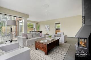 <strong>Immo Van Middelem verkoopt deze uitzonderlijk goed gelegen RUIME en LICHTRIJKE, INSTAPKLARE villa met 4 kamers, bureau, garage, terras en tuin op een perceel van +/- 4a82ca te St.-K.-Lombeek (Ternat).</strong><br /><strong>Winkels, scholen, openbaar vervoer, sportinfrastructuur, cultuurcentrum 'De Ploter',... bevinden zich allemaal op wandelafstand !</strong><br /><br />Aansluitend op de achtertuin bevindt zich een bouwgrond van ca. 4a01ca, gelegen langs de Beukstraat en geschikt voor open bebouwing. Deze grond kan optioneel worden aangekocht voor € 199.000 en biedt een unieke kans om uw tuin aanzienlijk uit te breiden, terwijl u tegelijk investeert in een afzonderlijk bebouwbaar perceel met toekomstpotentieel.<br /><br />De woning werd steeds zéér goed onderhouden, de eigenaars zijn doorheen de jaren blijven investeren in hun wooncomfort (zie document 'historiek woning' bij 'downloads').<br /><br />De indeling is als volgt: <br />- GELIJKVLOERS: inkomhal met WC en trap naar de 1ste verdieping, bureau met ingemaakte kasten, living (salon en eetplaats) met toegang tot de veranda en het terras, volledig geïnstalleerde keuken met eethoek en toegang tot het terras, berging;<br />- 1ste VERDIEPING: nachthal, WC, badkamer met bad en douche, 3 kamers waarvan 1 met dressing, 2 bergruimtes.<br />- ZOLDER 1 (via vaste trap): 1 kamer met doucheruimte en WC;<br />- ZOLDER 2 (via trapladder): bergzolder;<br />- GARAGE met stookplaats;<br /><br />Alarminstallatie.<br />CV op stookolie (aansluiting op stadsgas mogelijk).<br />8 zonnepanelen met thuisbatterij.<br />EPC: 240 kWh/m² - Label C (UC: 3585935).<br />Elektriciteit CONFORM tot 2050.<br />Asbestveilig.<br />Vrij bij akte.