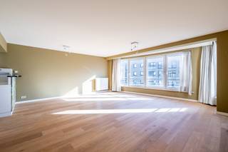 <p><strong>Cet appartement bénéficie d’une excellente situation, à distance de marche de la plage, des commerces et des restaurants.</strong></p>
<p><span>Disposition :</span><br />Hall d’entrée avec toilette invités et vestiaire. Cuisine séparée avec espace de rangement pratique et vaste séjour lumineux bénéficiant d’une agréable luminosité.</p>
<p>L’appartement dispose en outre de trois chambres à part entière et de deux salles de bains, offrant un confort optimal tant pour une résidence principale que secondaire.</p>
<p>Cave privative et local à vélos dans l’immeuble.<br />Possibilité d’acquérir un garage fermé dans une résidence à proximité.</p>