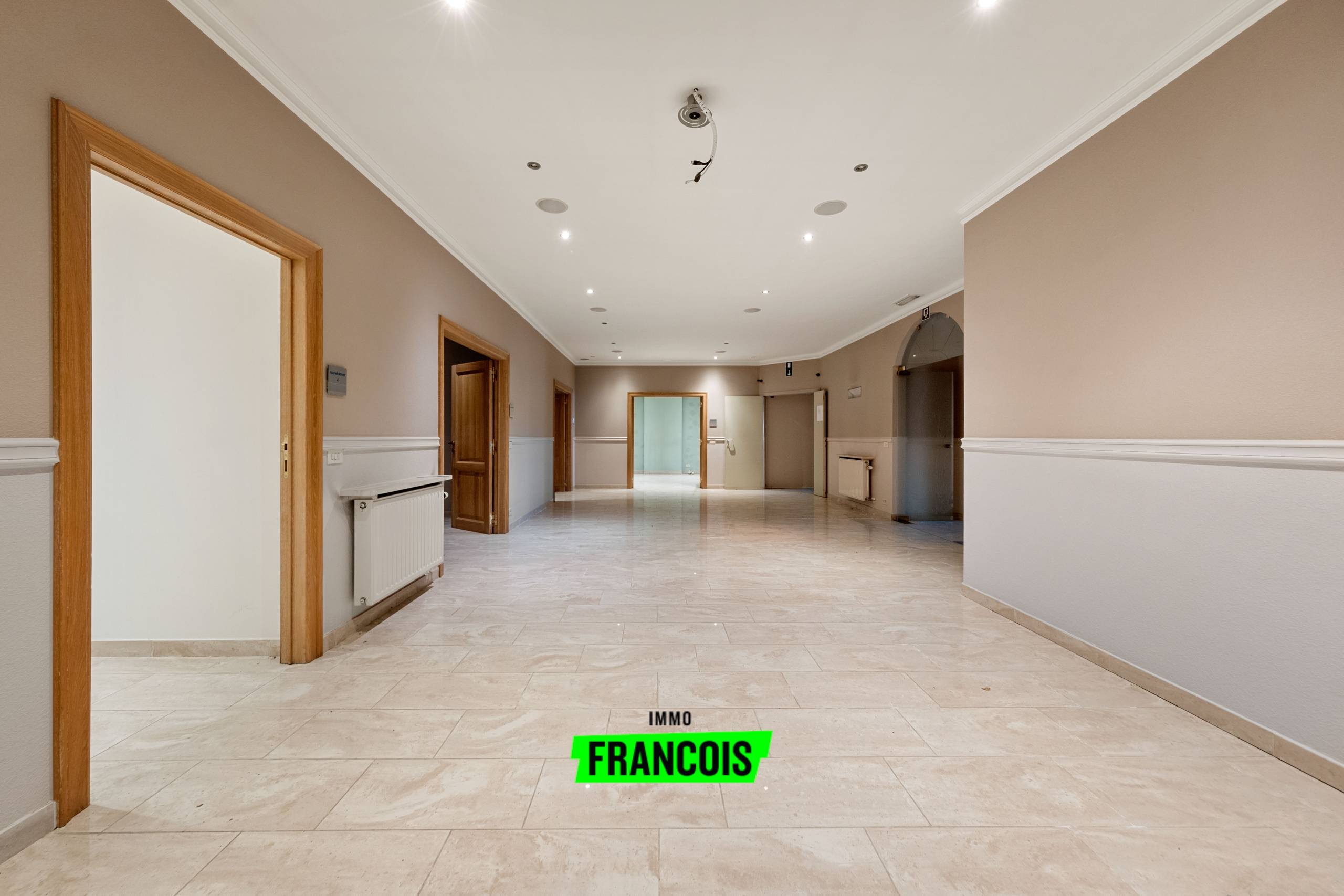 Veelzijdig handelshuis met loodsen op een perceel van 1.332 m² te Brugge - foto 2