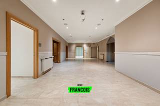 Gelegen in de Karel de Stoutelaan te Brugge, biedt dit veelzijdige eigendom een uitstekende opportuniteit op een toplocatie. Met een bruikbaar vloeroppervlak van maar liefst 1.930 m² op een perceel van 1.332 m² is er volop ruimte voor diverse mogelijkheden.<br /><br />Op het gelijkvloers bevindt zich een ruim handelspand met etalage, ideaal voor commerciële activiteiten. Daarnaast is er een zeer ruime garage/loods met directe toegang vanaf de straatzijde. Achteraan het gebouw zijn extra grote loodsen beschikbaar, bereikbaar via het hoofdgebouw én een aparte toegangsweg langs de Maria van Bourgondiëlaan.<br /><br />Boven het handelspand bevindt zich een ruim duplex appartement met een eigen, aparte inkomhal. Dit maakt het pand geschikt voor wie wonen en werken wil combineren of op zoek is naar een investering met potentieel. <br /><br />