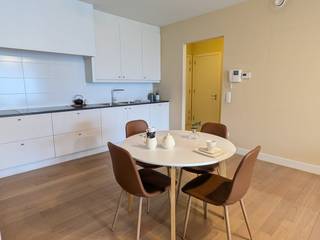 Deze mooie serviceflat van 90m² situeert zich in het centrum van Turnhout, in de Residentie Jacobsmarkt. Een rustig gelegen residentie met erkende assistentiewoningen, op enkele stappen van de Grote Markt.De assistentiewoning omvat;- inkomhal- gastentoilet- berging- ruime woonkamer op parket met toegang tot een overdekt terras- open, volledig ingerichte keuken- grote slaapkamer met toegang tot het terras- dressing- badkamer met ligbad, douche, lavabo en toiletBovendien beschik deze flat in de kelderverdieping ook nog over;- een makkelijk bereikbare parkeerplaats- een grote privatieve kelderDe bewoners kunnen er genieten van allerhande faciliteiten, zoals;- ontvangsbalie- ontmoetingsruimte met drankgelegenheid- inpandige brasserie- bibliotheek- biljartruimte- 3 grote terrassen, waaronder een ruim dakterras- fitness- en massageruimte- sauna en Hammam- tuin met wandelpad- petanquebaan- zorgkamerKortom; een ideale investering, om te verhuren en al dan niet om zelf te bewonen op latere leeftijd.