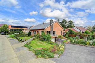 <p>Charmante open bebouwing in Lubbeek, rustig gelegen in een groene omgeving met vlotte verbindingen.</p><p><br /></p><p>Deze woning uit 1972 combineert een landelijke ligging met een praktische indeling en een vlotte bereikbaarheid. Op slechts enkele minuten van het Gouden Kruispunt geniet je van alle dagelijkse voorzieningen, winkels en invalswegen binnen handbereik. Dankzij het EPC-label D is er geen onmiddellijke renovatieplicht, wat extra comfort en flexibiliteit biedt. De open bebouwing beschikt over 3 slaapkamers, een gezellige woonkamer met inbouwcassette en verschillende praktische ruimtes. De omgeving met vrij zicht en nabijheid van wandel- en fietsroutes maakt dit huis bijzonder aantrekkelijk voor liefhebbers van rust en natuur.</p><p><br /></p><p>Belangrijkste ruimtes:</p><p>• Woonkamer met inbouwcassette en aangename leefruimte</p><p>• Keuken uitgerust met keramische kookplaat, dampkap, koelkast, microgolfoven, dubbele spoelbak en ontbijthoek</p><p>• Veranda met extra lichtinval en zicht op de omgeving</p><p>• 3 slaapkamers met praktische indeling</p><p>• Badkamer met douche, toilet en wastafel in meubel</p><p>• Apart toilet met handenwasser</p><p>• Inkomhal met ingemaakte kasten</p><p>• Wasplaats met aansluiting voor wasmachine en droogkast</p><p>• Garage met praktische bergruimte</p><p>• Meerdere kelderruimtes waaronder een ketelruimte</p><p>• Zolder bereikbaar via vlizotrap</p><p><br /></p><p>Troeven:</p><p>• Op enkele minuten van het Gouden Kruispunt met alle voorzieningen</p><p>• EPC D, geen onmiddellijke renovatieplicht</p><p>• Landelijke ligging, ideaal voor wandel- en fietsliefhebbers</p><p><br /></p><p>Neem vandaag nog contact op met je ERA-makelaar voor een bezoek.</p><p><br /></p><p>JOUW DROOMHUIS. ZO GEVONDEN!</p>