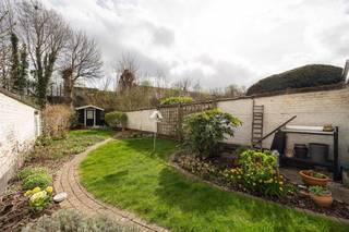 Op zoek naar een ruime herenwoning met karakter én een uitzonderlijk grote tuin? Dan zit je hier goed. In een rustige éénrichtingsstraat in...