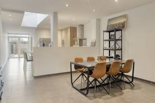 Deze volledig gerenoveerde gezinswoning is gelegen op een uitstekende locatie, op wandelafstand van het centrum en in de onmiddellijke nabijheid...