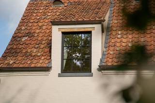 Op een prominente hoeklocatie in het bosrijke Hertsberge bevindt zich deze vrijstaande landelijke woning, afgewerkt met oog voor authentiek vakmanschap en eigentijds comfort. De karaktervolle gevels met eiken accenten en stijlvolle raampartijen geven het pand een unieke uitstraling. Met de uitgestrekte bossen van het Landschapspark Bulskampveld vlakbij en een snelle verbinding richting Oostkamp, Brugge en de E40, geniet u hier van een ideale balans tussen groen wonen en een vlotte bereikbaarheid.<br /><br />Bij binnenkomst leidt de centrale inkomhal met gastentoilet naar een ruime, afzonderlijke bureauruimte en de royale, lichtrijke leefruimte waar een warme parketvloer en grote, gebogen raamsecties de toon zetten. De leefruimte vloeit moeiteloos over in de strakke eilandkeuken, die uitgerust is met hoogwaardige greeploze kasten en inbouwapparatuur. Een absolute blikvanger bevindt zich direct buiten: via de brede raampartijen stapt u op het zonnige terras of onder het overdekte terras, waar de eiken spanten en de robuuste bakstenen buitenhaard het hele jaar door uitnodigen tot sfeervol buitenleven.<br /><br />De bovenverdieping is doordacht ingedeeld en strak afgewerkt met dezelfde kwalitatieve houten vloerbedekking. Hier bevinden zich drie volwaardige, lichtrijke slaapkamers. Sfeervolle dakkapellen zorgen in elke kamer voor een aangename lichtinval en een mooi zicht op de omgeving. <br /><br />Algemene info: <br />- Onmiddellijk beschikbaar<br />- 3/4 slaapkamers<br />- 1 parkeerplaats<br />- Epc in opmaak<br />- €2.400,00/maand<br />- Ruime tuin met pracktisch en ruim tuinhuis. <br /><br />De snelste manier om een bezoek te brengen aan deze woning? Vraag je bezoek aan via de roze knop op onze website (www.dewaele.com) en je wordt gecontacteerd door onze verhuurexpert.
