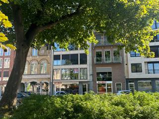 Ruime en goed onderhouden appartement met zicht op het Colaertplein.Via inkomportaal met verstiaire en apart toilet krijg je toegang tot ruime,...