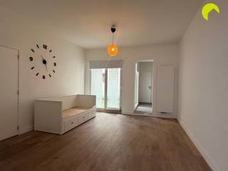 Gunstig gelegen gelijkvloers appartement met ruime koer!Nabij het openbaar vervoer, winkels, scholen, .....Indeling:We betreden het appartement en...