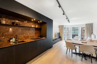 <div>
<article>
<div>
<div>
<div>
<div>
<div>
<div>Appartement duplex clé en main de deux chambres avec terrasse, bénéficiant d’une situation de premier choix à proximité immédiate de la place Rubens (± 30 mètres) et de l’Albertstrand.<br />L’appartement est élégamment aménagé et se situe dans un immeuble de qualité et bien entretenu (construction 2004).<br />Disposition : hall d’entrée avec toilette séparée, sol en parquet et porte en fer forgé menant au séjour lumineux avec cuisine ouverte entièrement équipée, finie en marbre brun et placage en chêne. Débarras.<br />Balcon à l’avant avec vue latérale sur la mer et la place Rubens.<br />Au niveau du séjour se trouve la chambre principale avec salle de douche attenante (douche, lavabo et raccordement pour machine à laver).<br />À l’étage supérieur, une seconde chambre spacieuse avec terrasse arrière, ainsi qu’une salle de douche séparée et un toilette.<br />Local à vélos commun et cave privative.</div>
</div>
</div>
</div>
</div>
</div>
</article>
</div>