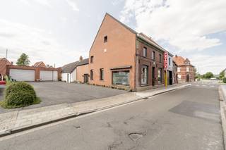 Ruime halfopen woning op een perceel van 833m² met brede oprit van maar liefst 200m² en dubbele garage, ook bereikbaar via de tuin, is gelegen in...