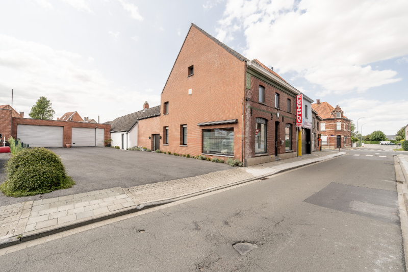 Woning met brede oprit en dubbele garage - photo 2