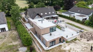 <p><strong>Exclusieve woning met meer dan 1.000 m² potentieel op een perceel van circa 5.900 m²</strong></p>
<p>In het groene buitengebied van Baarle-Hertog, op de grens van Nederland en België, ligt deze uitzonderlijke woning op een perceel van circa <strong>5.900 m²</strong>. Met een totale vloeroppervlakte van <strong>meer dan 1.230 m² na voltooiing van de uitbreiding</strong> biedt deze unieke eigendom een zeldzame combinatie van ruimte, privacy, architectuur en veelzijdigheid. Breda en Turnhout bevinden zich op korte afstand, waardoor u geniet van de rust van het buitengebied zonder in te leveren op bereikbaarheid.</p>
<p>De bestaande woning wordt momenteel uitgebreid met een indrukwekkende nieuwbouwvleugel. Deze uitbreiding omvat onder meer een volwaardige ondergrondse verdieping, waarbij reeds rekening is gehouden met de mogelijkheid tot plaatsing van een lift. Daarnaast beschikt de woning over meerdere bovengrondse garages én een ruime ondergrondse parkeergarage.</p>
<p>De architectuur kenmerkt zich door een doordacht samenspel van licht, ruimte en zichtlijnen. Grote glaspartijen, meerdere patio's en royale terrassen creëren een natuurlijke verbinding tussen de leefruimtes en de groene buitenomgeving. Het resultaat is een woning waarin binnen- en buitenleven op harmonieuze wijze samenkomen.</p>
<p>Dankzij de uitzonderlijke omvang en flexibele indeling biedt deze woning tal van mogelijkheden. Ze is uitermate geschikt voor een groot gezin, <strong>meergeneratiewonen</strong>, een zorgwoning of een combinatie van wonen en werken. Ook een <strong>bedrijf of praktijk aan huis</strong> behoort tot de vele mogelijkheden.</p>
<p>De nieuwbouw bevindt zich momenteel in de afwerkingsfase, terwijl de bestaande woning gerenoveerd en gemoderniseerd kan worden. Alle technische installaties werden inmiddels vervangen en aangepast tussen 2019-2025. Dit biedt de nieuwe eigenaar de unieke kans om de woning volledig af te werken volgens eigen smaak, woonwensen en kwaliteitsniveau.</p>
<p>Ook de buitenruimte biedt uitzonderlijk veel potentieel. In de tuin is een <strong>verwarmd zwembad in aanbouw</strong>, terwijl het royale perceel volop ruimte biedt voor sfeervolle terrassen, een poolhouse, wellnessvoorzieningen en een prachtig aangelegde tuin met optimale privacy.</p>
<p>Een woning van deze omvang en met deze mogelijkheden komt slechts zelden op de markt. De combinatie van een rustige, groene ligging, uitzonderlijke afmetingen en de vrijheid om de woning volledig naar eigen wens af te werken, maakt dit een unieke kans voor wie op zoek is naar een eigendom met karakter, ruimte en toekomst.</p>
<p><strong>Een woning als deze laat zich moeilijk in woorden vatten – dit is zonder twijfel een absolute <em>must see</em>.</strong></p>
<p><strong>Bent u benieuwd naar de vele mogelijkheden die deze bijzondere woning te bieden heeft? Neem gerust contact met ons op voor meer informatie of het plannen van een persoonlijke bezichtiging. Wij laten u deze unieke eigendom graag persoonlijk ervaren.</strong></p>