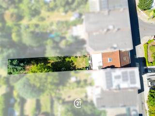 Instapklare gezinswoning met zuidgerichte tuin.Charmante en perfect onderhouden gezinswoning van ca. 160 m², rustig gelegen in Sint-Jans-Molenbeek, op de grens met Dilbeek. De woning werd grotendeels gerenoveerd in 2020 en biedt een lichtrijke leefruimte en volledig ingerichte keuken, beide met toegang tot het zonnige terras en de zuidgerichte tuin zonder vis a vis.Verder beschikt de woning over 3 ruime slaapkamers, een dressing, grote badkamer met apart toilet en een volledig onderkelderde ruimte. De zolder biedt bovendien de mogelijkheid om de ruimte in 2 in te delen en zo een extra kamer te creeren .Extra troeven zijn de dubbele beglazing, automatische rolluiken op het gelijkvloers en condensatieverwarming op gas. Een ideale gezinswoning die ruimte, comfort en een uitstekende ligging combineert.