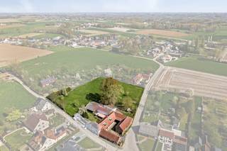 Op de grens van Brakel en Maarkedal, vlakbij het prachtige natuurgebied ’t Burreken, bevindt zich deze karaktervolle hoeve op een perceel van maar liefst 6.610 m², gelegen in agrarisch gebied. De woning situeert zich langs de Hauwstraat waarbij de omliggende gronden zich uitstrekken rond de verschillende bijgebouwen en loodsen. Dankzij de uiterst rustige ligging en de uitstekende bereikbaarheid richting Oudenaarde en Zottegem biedt deze eigendom tal van mogelijkheden. De woning omvat een kelder, een gelijkvloers met leefruimte, keuken, twee slaapkamers en badkamer, evenals een eerste verdieping met ruime zolder en verschillende bergruimtes. Daarnaast beschikt de eigendom over diverse loodsen en schuren met een totale bruto vloeroppervlakte van ca. 698 m². Bent u op zoek naar een eigendom met potentieel op een uitzonderlijke locatie nabij natuur en toch vlot bereikbaar, dan is deze hoeve zeker een bezoek waard. Contacteer Vastgoed Lietaer via 055/500 007 of mail naar info@vastgoedlietaer.be voor meer informatie of stedenbouwkundige inlichtingen. De eigendom is vrij bij akte. Enkel een schriftelijk bod dat door de verkopers wordt aanvaard, leidt tot een verbintenis of verkoop. Positief advies voor het omzetten van de woning (landbouw) naar ééngezinswoning.<br /> 