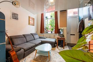 Deze gezellige woning combineert het beste van twee werelden: een rustige, groene ligging vlakbij natuurgebied de Bourgoyen, en toch op wandel- en fietsafstand van het bruisende centrum van Gent.<br /><br />U komt binnen in een lichtrijke leefruimte vol charme en karakter. Vandaar loopt u door naar de keuken, voorzien van een eetplaats. Buiten is er de zonnige buitenruimte die voldoende plaats biedt voor een tafel voor vier. Hier is ook een handige buitenberging met extra opbergruimte.<br /><br />Via de eerste verdieping bereikt u een ruime slaapkamer en de badkamer, uitgerust met een bad, toilet en lavabo.<br /><br />De tweede verdieping herbergt nog twee bijkomende slaapkamers, waaronder een doorloopkamer — perfect als bureau of dressing.<br /><br />Kortom: een woning met drie slaapkamers, rustig gelegen en toch centraal, met een authentieke uitstraling en een aangename buitenruimte. <br /><br />Contacteer ons voor een bezoek op 0475 700 700