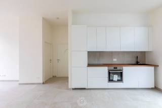 In dit prachtig gerenoveerd herenhuis bevindt zich dit charmante appartement op de tweede verdieping. De absolute troef is het ruime en...